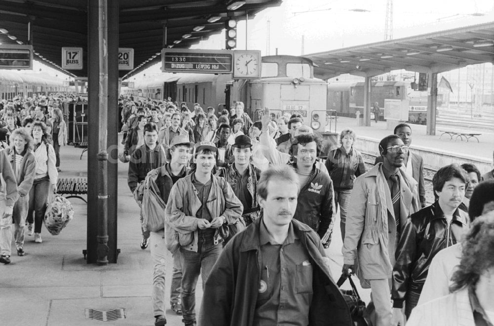 Berlin: Ankunft der Teilnehmer zum Pfingsttreffen der Jugend am Bahnhof Lichtenberg in Berlin, der ehemaligen Hauptstadt der DDR, Deutsche Demokratische Republik