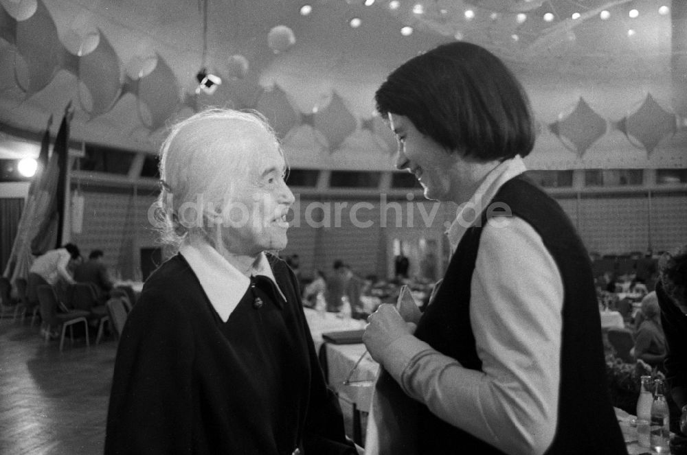 DDR-Bildarchiv: Berlin - Anna Seghers und Christa Wolf auf dem Schriftstellerkongress 1973 in Berlin