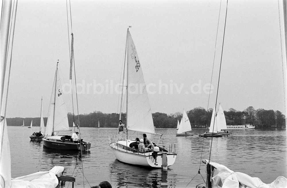 DDR-Fotoarchiv: Berlin-Grünau - Ansegeln SG Grünau 15.04.89 Foto: Grahn Umschlagnummer: 0429
