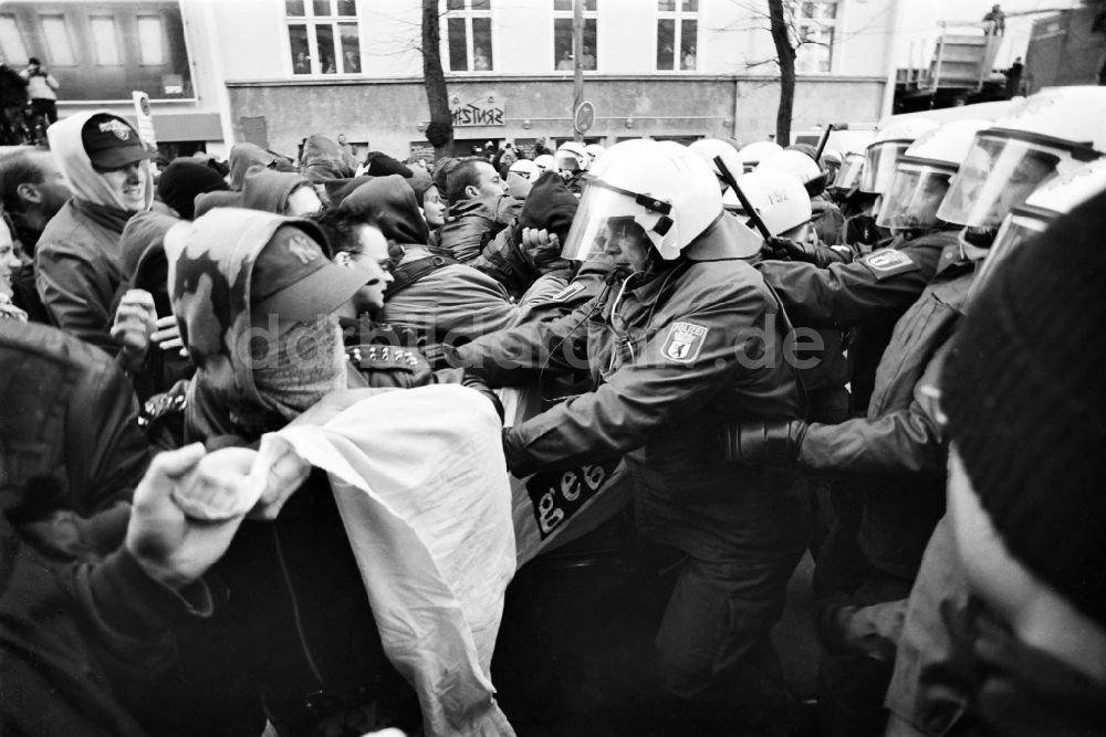 DDR-Bildarchiv: Berlin - Antifaschistische Proteste gegen NPD-Aufmarsch in Berlin-Mitte