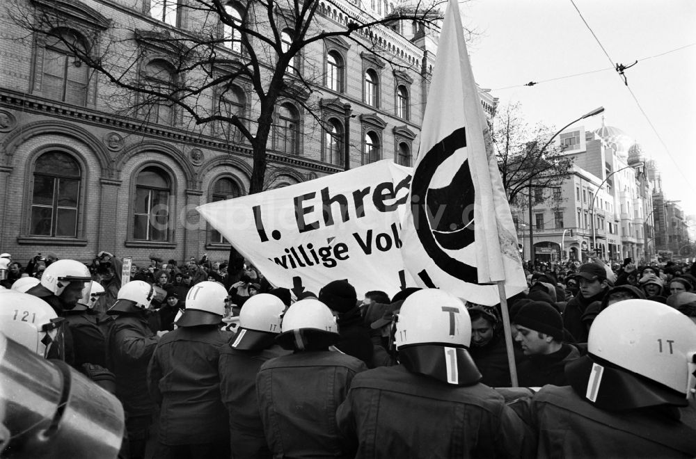 DDR-Fotoarchiv: Berlin - Antifaschistische Proteste gegen NPD-Aufmarsch in Berlin-Mitte