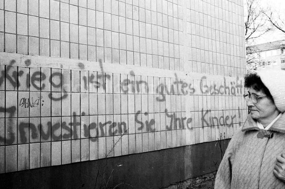 DDR-Bildarchiv: Berlin / Friedrichshain - Antiwehrpflicht-Losung in der Hausburgstraße Foto:Lange Umschlagsnummer: 1992-33