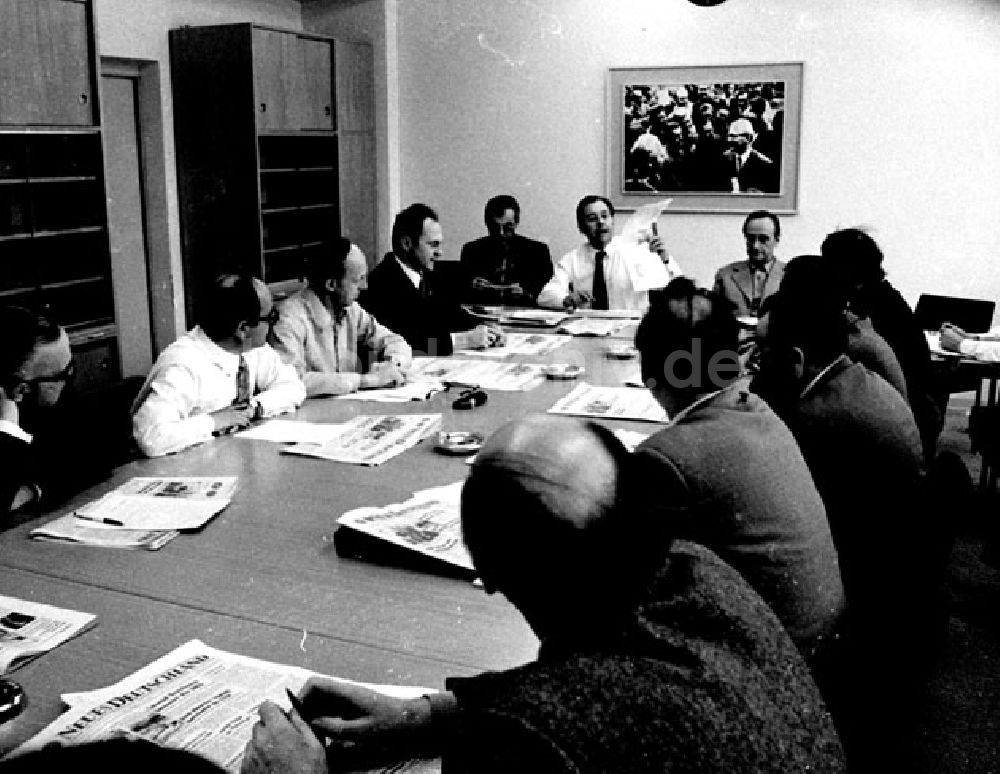 DDR-Fotoarchiv: Berlin - April 1973 Redaktionskonferenz mit Gen. Hermann für das Pressefe