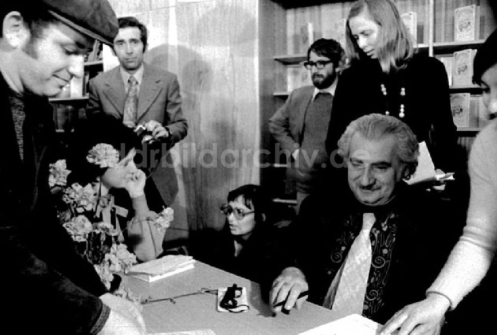 DDR-Fotoarchiv: Berlin - April 1973 Schriftsteller Juri Amado beim signieren seiner Büche