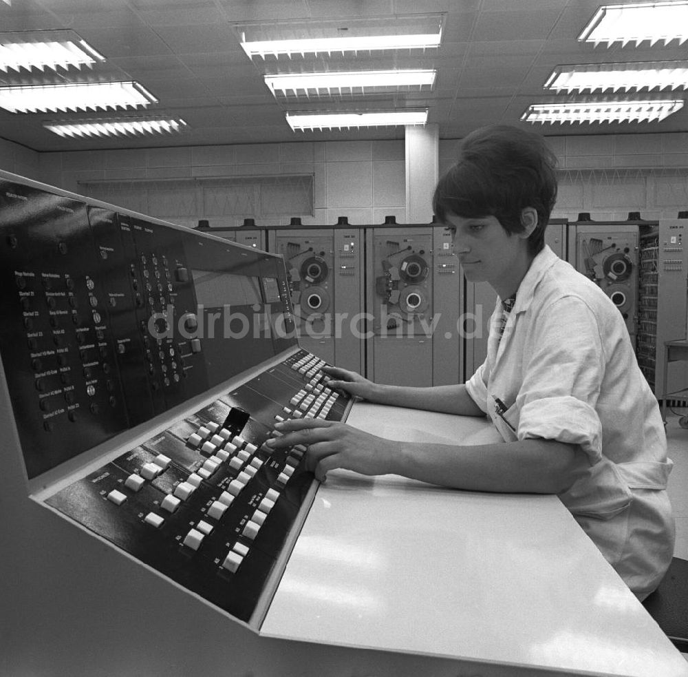 DDR-Bildarchiv: Berlin - Arbeiten an einem Prozessrechner in Berlin