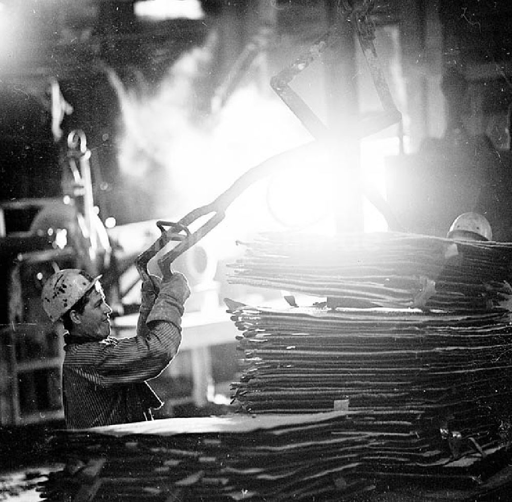 DDR-Fotoarchiv: - Arbeiten in einem Stahlwerk Foto: Murza Umschlagnr: 1522