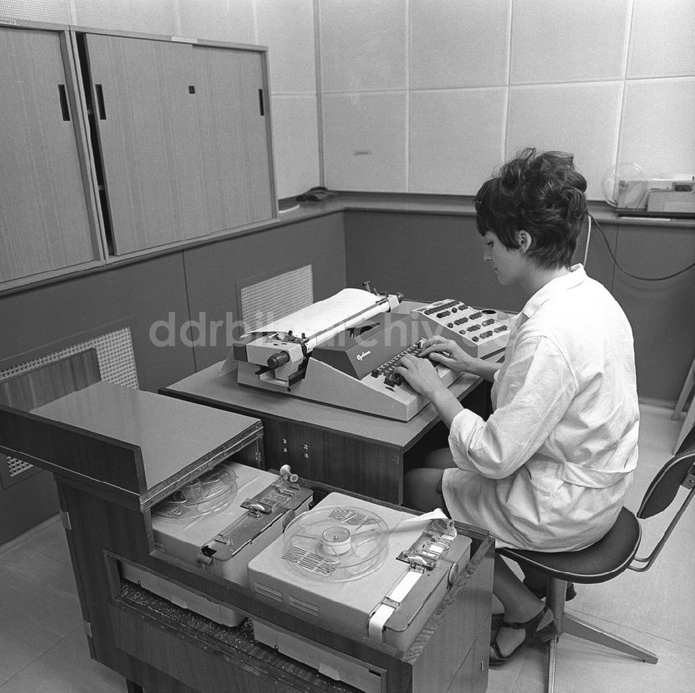 DDR-Fotoarchiv: Berlin - Arbeiten an einer Optima Schreibmaschine in Berlin