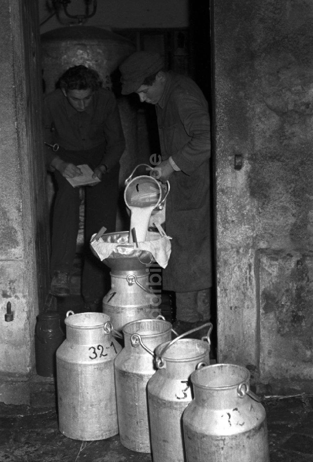 DDR-Fotoarchiv: Reichstädt - Arbeiten zur Milchproduktion in einem Landwirtschaftsbetrieb in Reichstädt in Thüringen in der DDR