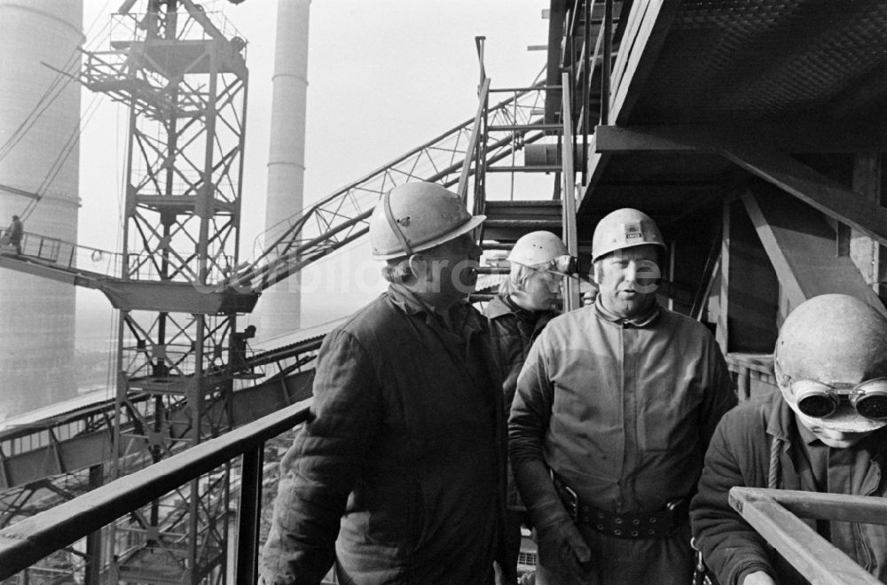 DDR-Fotoarchiv: Boxberg/Oberlausitz - Arbeiter einer Brigade im Kraftwerk Boxberg