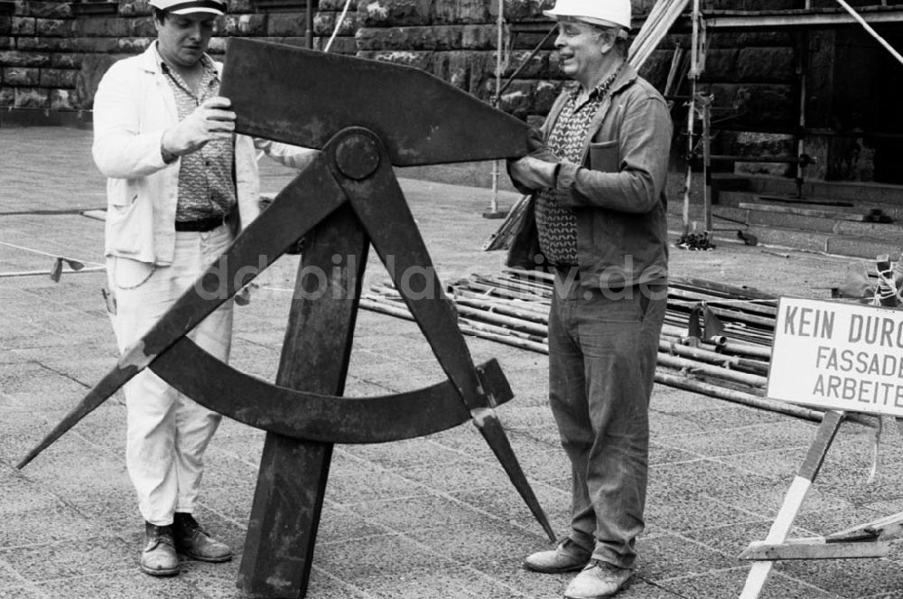 DDR-Fotoarchiv: Berlin-Mitte - Arbeiter demontieren das Arbeitersymbol - Abbau des DDR-Emblemes am berliner Stadthaus - dem damaligen Sitz des Magistrates der Hauptstadt der DDR