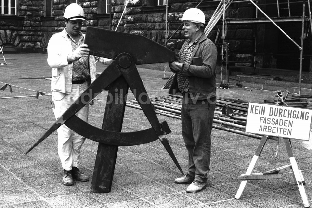 DDR-Fotoarchiv: Berlin - Arbeiter entfernen das Arbeitersymbol am Berliner Stadthaus der ehemaligen Hauptstadt der DDR, Deutsche Demokratische Republik