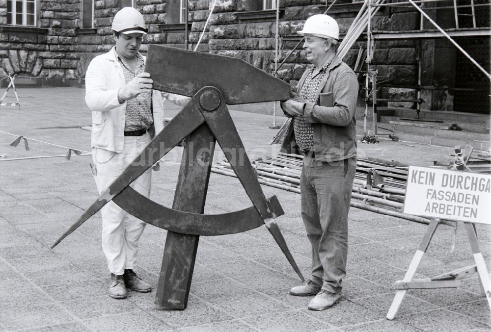 DDR-Bildarchiv: Berlin - Arbeiter entfernen das Arbeitersymbol am Berliner Stadthaus der ehemaligen Hauptstadt der DDR, Deutsche Demokratische Republik