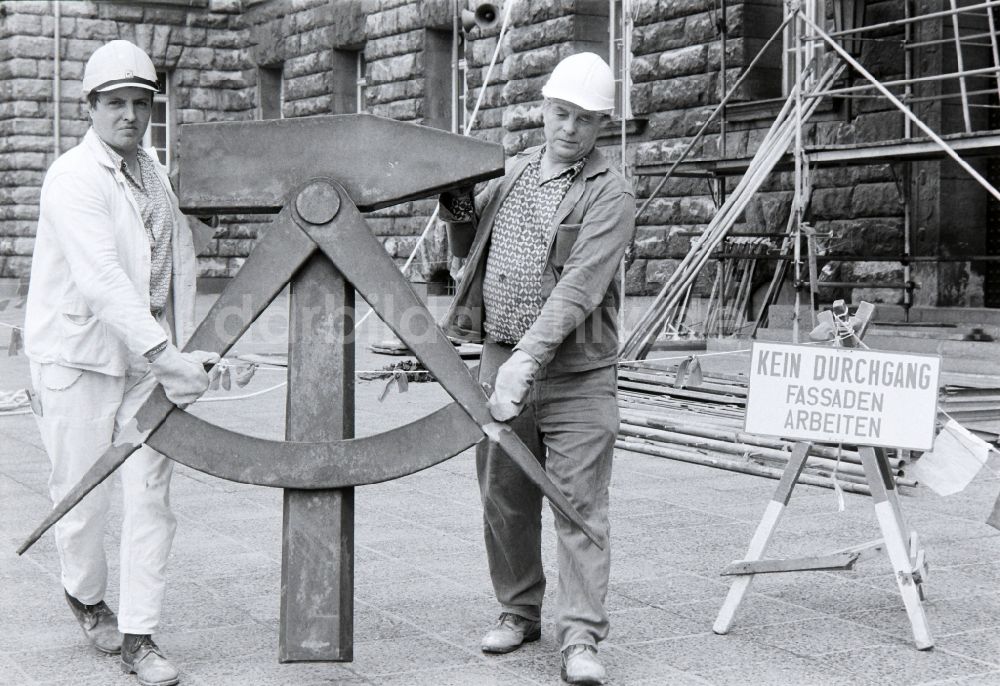 DDR-Fotoarchiv: Berlin - Arbeiter entfernen das Arbeitersymbol am Berliner Stadthaus der ehemaligen Hauptstadt der DDR, Deutsche Demokratische Republik