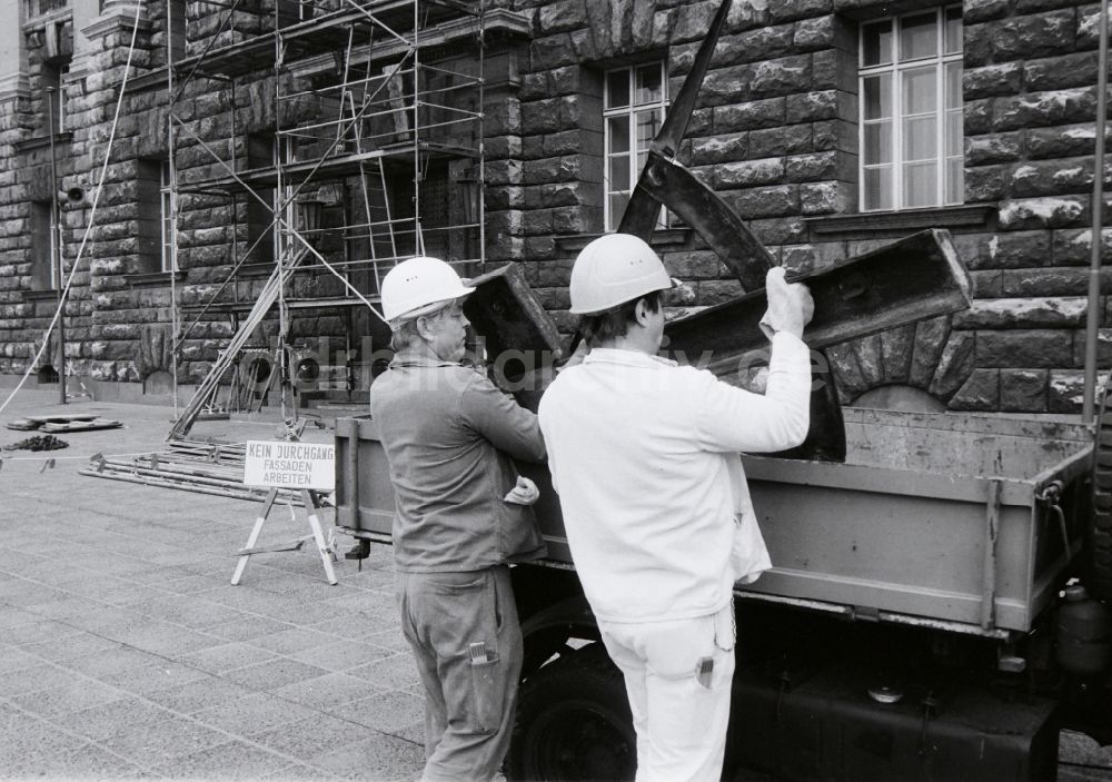 Berlin: Arbeiter entfernen das Arbeitersymbol am Berliner Stadthaus der ehemaligen Hauptstadt der DDR, Deutsche Demokratische Republik