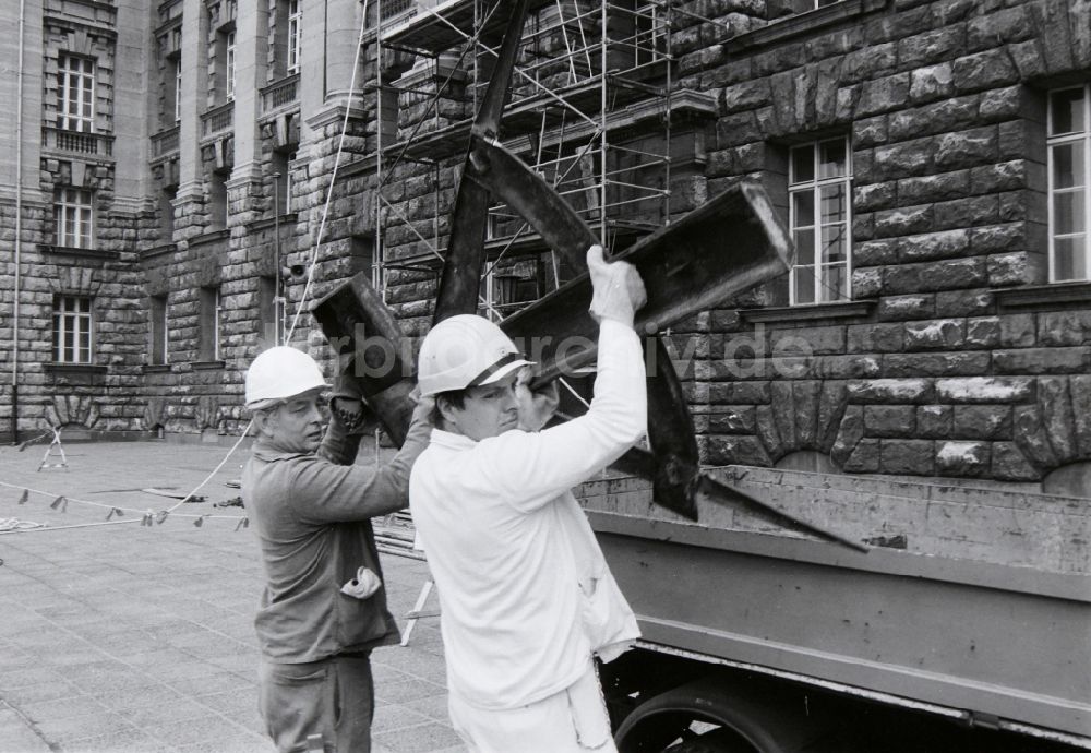 DDR-Bildarchiv: Berlin - Arbeiter entfernen das Arbeitersymbol am Berliner Stadthaus der ehemaligen Hauptstadt der DDR, Deutsche Demokratische Republik