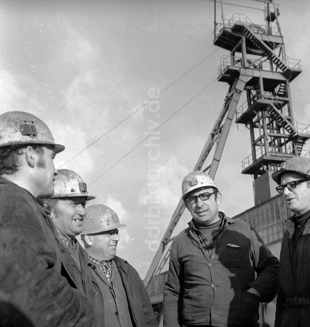 DDR-Bildarchiv: Annaberg-Buchholz - Arbeiter mit Helm auf dem Gelände der Bergbau Zinngrube Frohnauer Hammer in Annaberg-Buchholz in Sachsen in der DDR