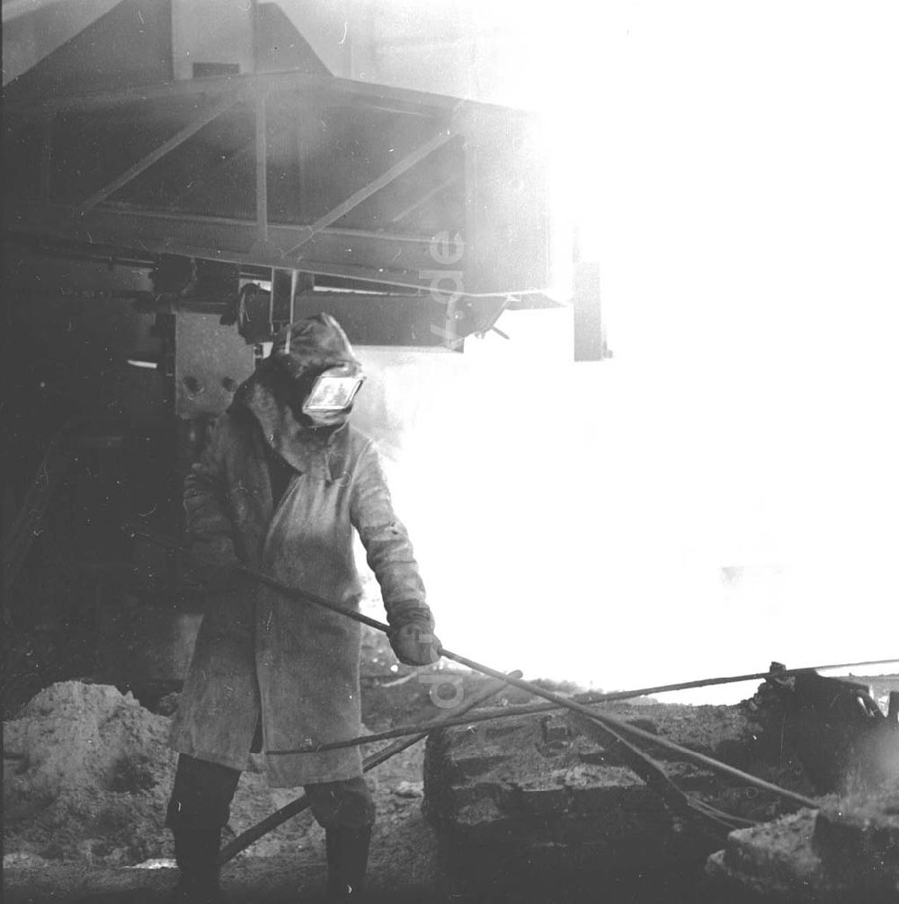 DDR-Fotoarchiv: Eisenhüttenstadt - Arbeiter an Stahlschmelze im Eisenhüttenkombinat OST (EKO) in Eisenhüttenstadt