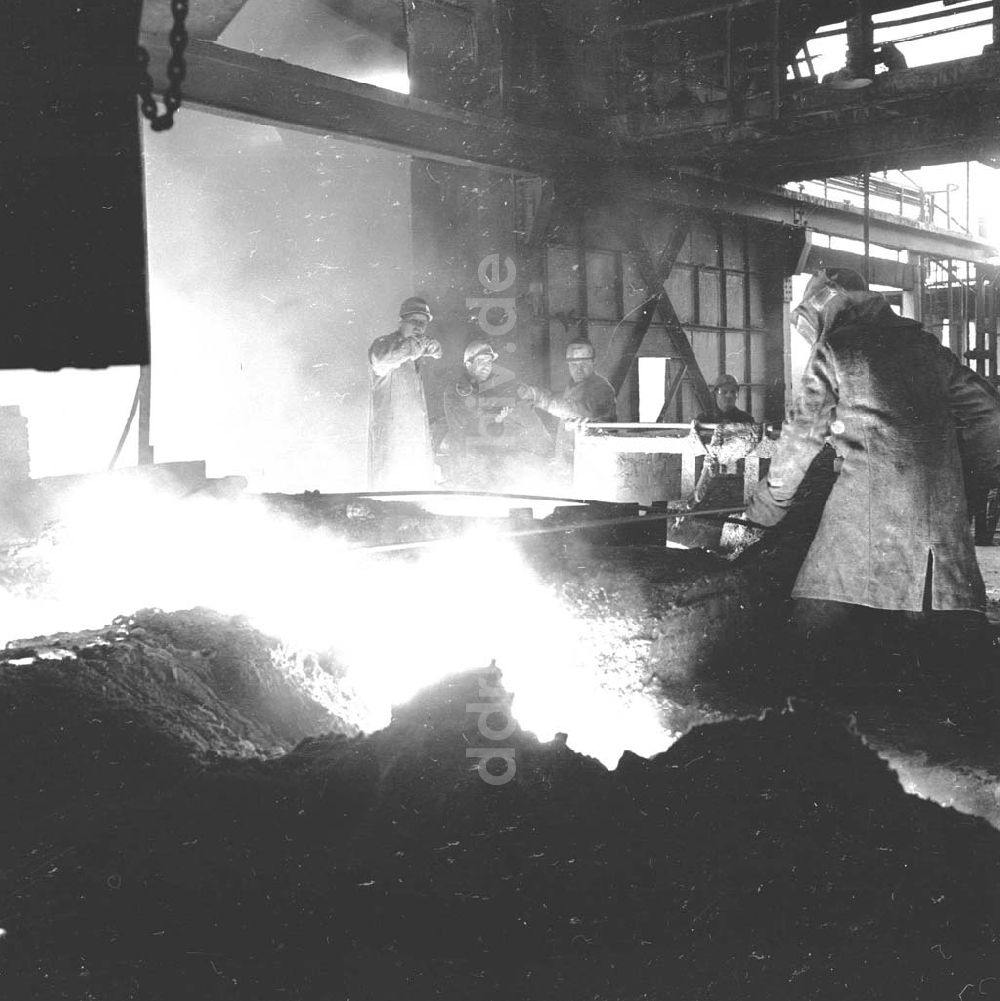 DDR-Bildarchiv: Eisenhüttenstadt - Arbeiter an Stahlschmelze im Eisenhüttenkombinat OST (EKO) in Eisenhüttenstadt