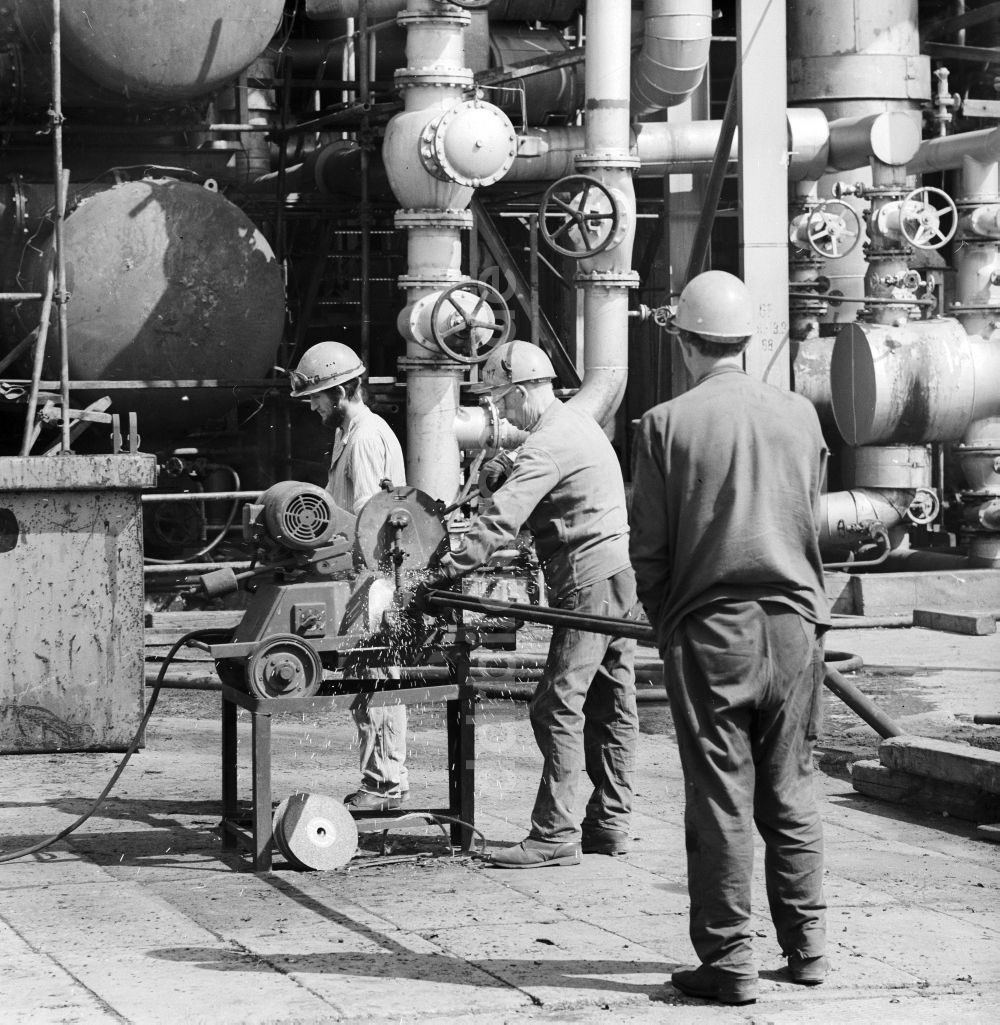 DDR-Fotoarchiv: Leuna - Arbeiter, Technische Anlagen und Produktionsmittel der VEB Leuna-Werke Walter Ulbricht in Leuna in Sachsen-Anhalt in der DDR