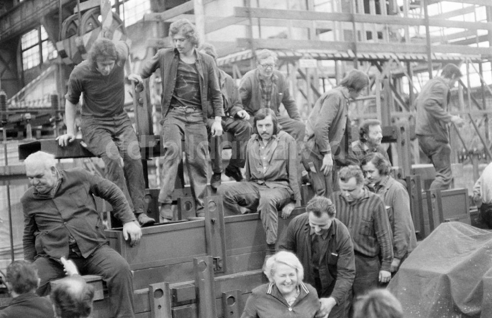 DDR-Bildarchiv: Berlin - Arbeiter im TRO Oberschöneweide in Berlin auf dem Gebiet der ehemaligen DDR, Deutsche Demokratische Republik