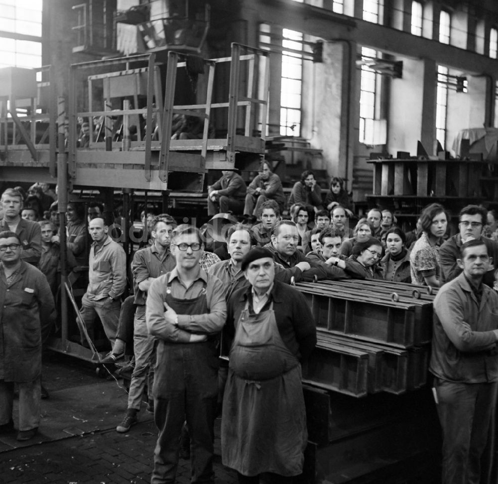 DDR-Bildarchiv: Berlin - Arbeiter im TRO Oberschöneweide in Berlin auf dem Gebiet der ehemaligen DDR, Deutsche Demokratische Republik
