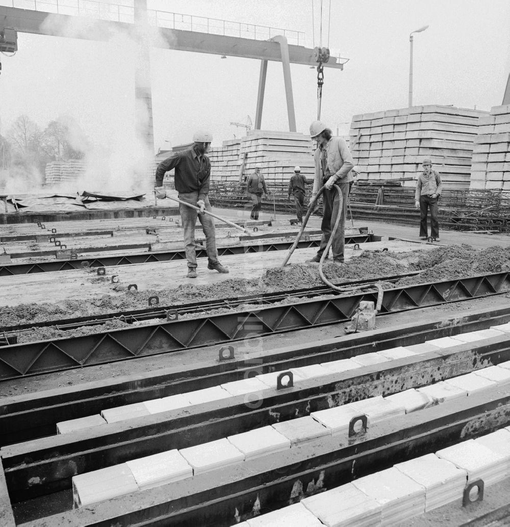 Berlin: Arbeiter im VEB Betonwerk Dr. Richard Sorge Grünau in Berlin, der ehemaligen Hauptstadt der DDR, Deutsche Demokratische Republik