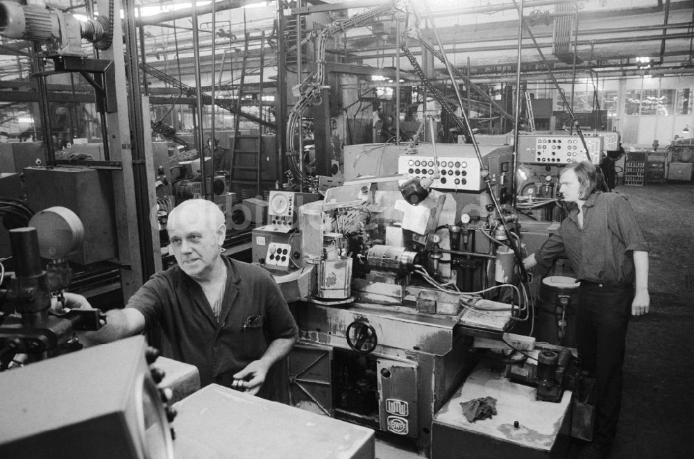 DDR-Fotoarchiv: Berlin - Arbeiter im VEB Wälzlagerfabrik „Josef Orlopp“ in Lichtenberg in Berlin, der ehemaligen Hauptstadt der DDR, Deutsche Demokratische Republik