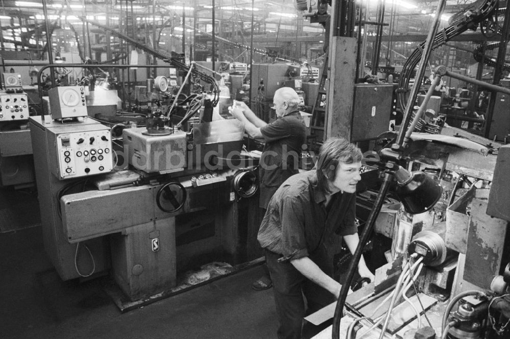 Berlin: Arbeiter im VEB Wälzlagerfabrik „Josef Orlopp“ in Lichtenberg in Berlin, der ehemaligen Hauptstadt der DDR, Deutsche Demokratische Republik