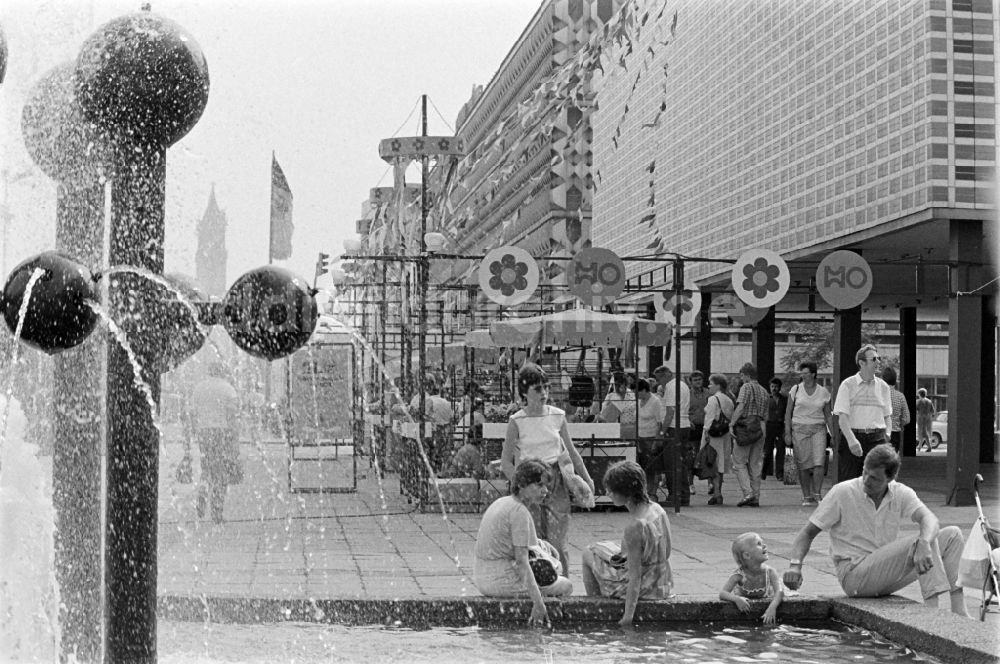 DDR-Fotoarchiv: Magdeburg - 21. Arbeiterfestspiele - Karl-Marx-Straße ( heute Breiter Weg ) in Magdeburg in der DDR