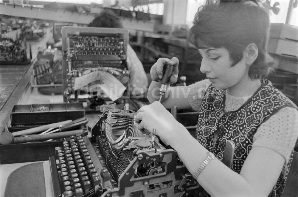 DDR-Bildarchiv: Erfurt - Arbeiterin bei der Montage einer Schreibmaschine im VEB Optima Büromaschinenwerk Erfurt in Thüringen
