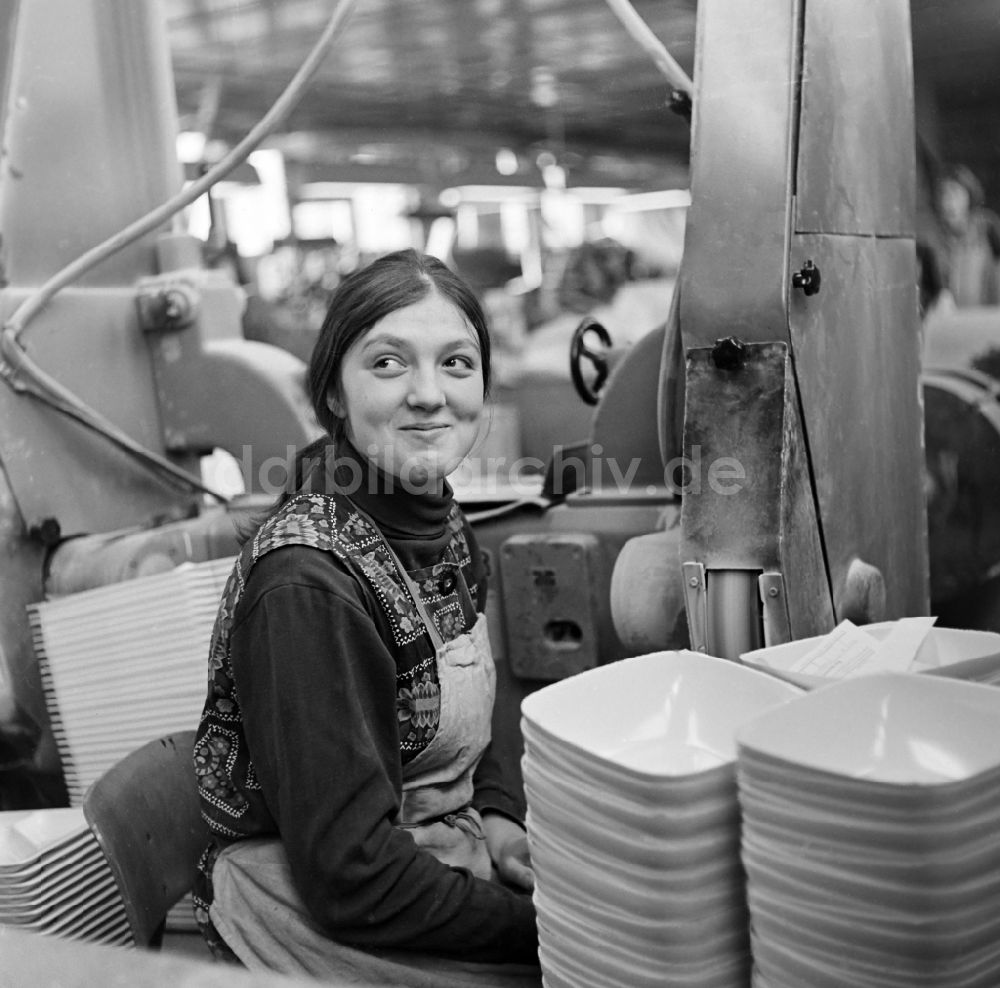 DDR-Fotoarchiv: Spremberg - Arbeiterin in einem Werk