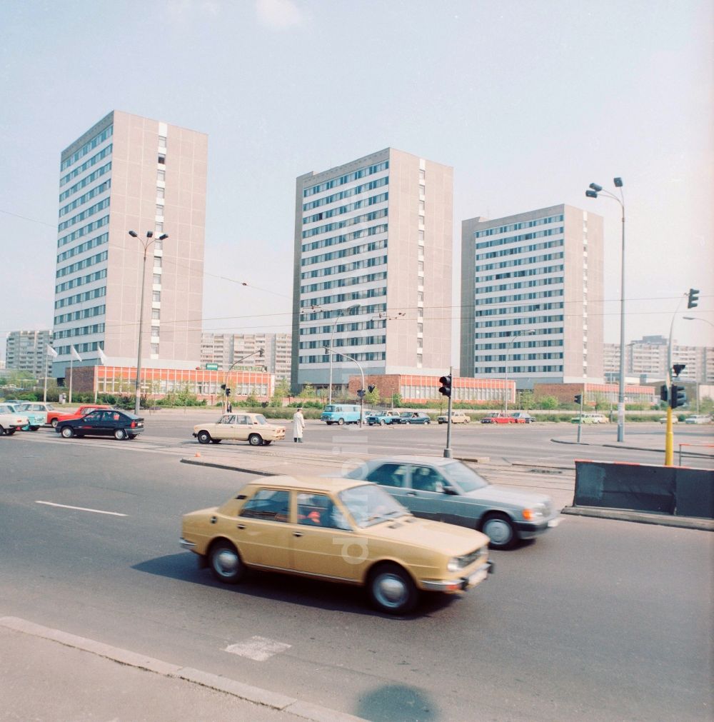 DDR-Fotoarchiv: Berlin - Arbeiterwohnheim an der Leninallee Ecke Ho Chi Minh Straße in Berlin, der ehemaligen Hauptstadt der DDR, Deutsche Demokratische Republik
