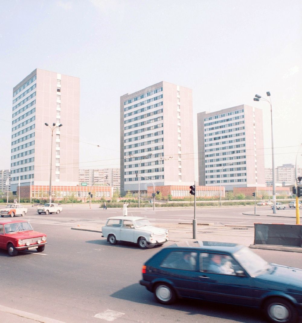 Berlin: Arbeiterwohnheim an der Leninallee Ecke Ho Chi Minh Straße in Berlin, der ehemaligen Hauptstadt der DDR, Deutsche Demokratische Republik