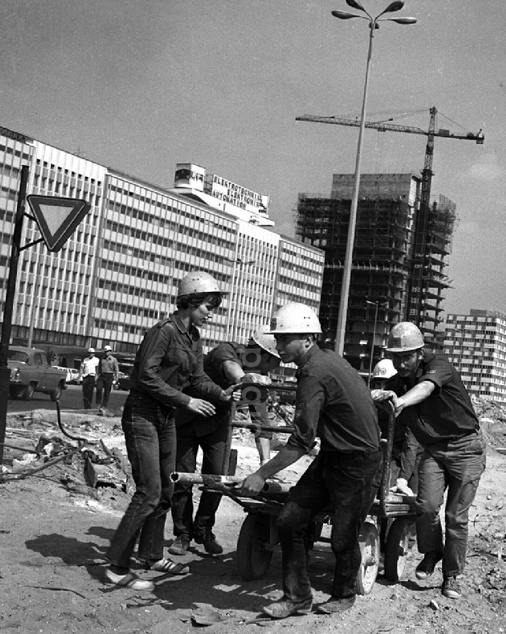 DDR-Bildarchiv: Berlin - Arbeitsansatz am Alexanderplatz