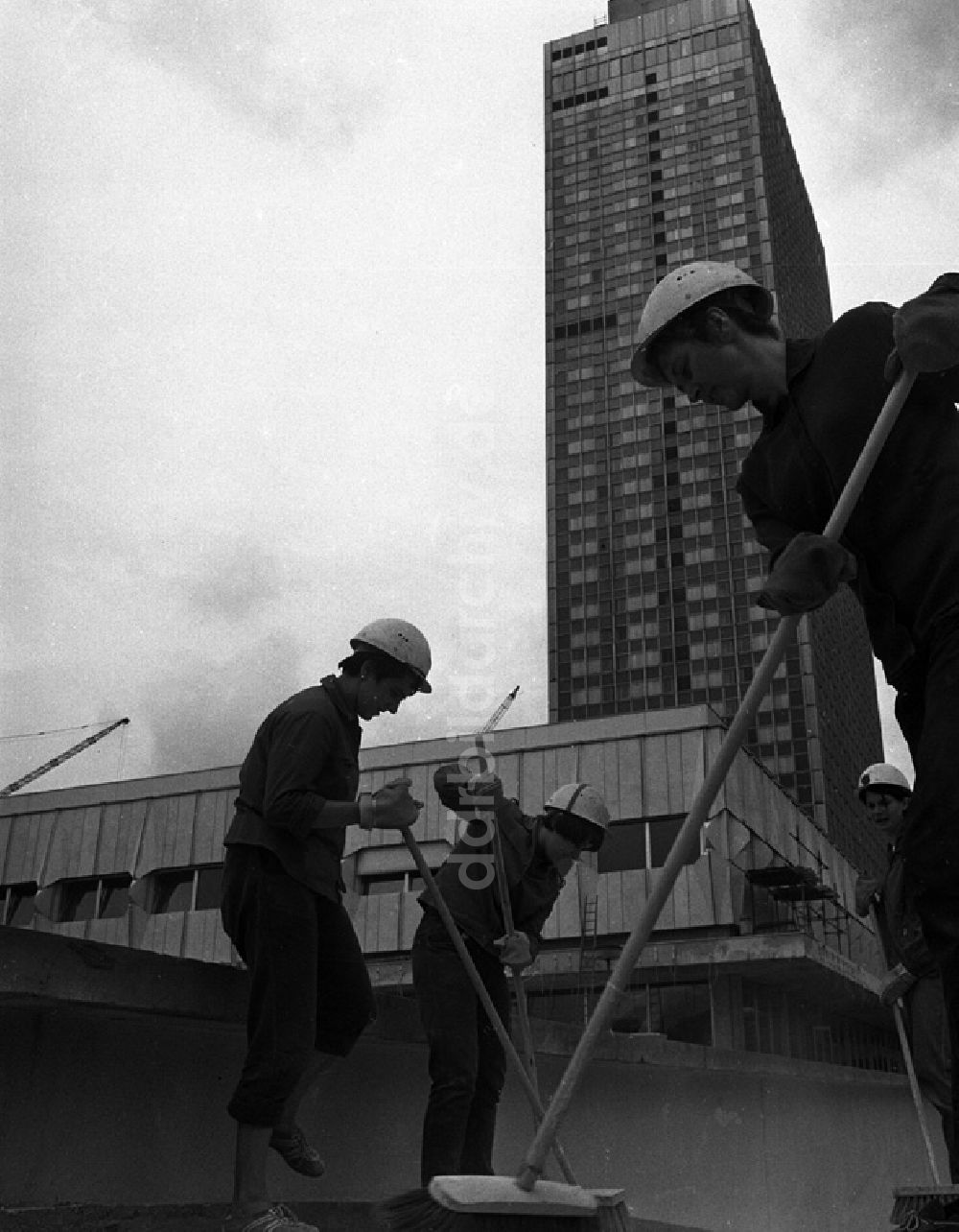 DDR-Fotoarchiv: Berlin - Arbeitsansatz am Alexanderplatz