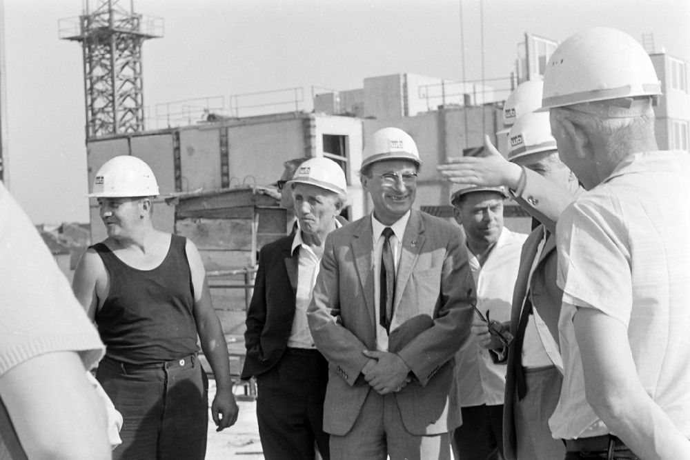 DDR-Bildarchiv: Berlin - Arbeitsbesprechung an der Hochhaus - Baustelle in Berlin in der DDR