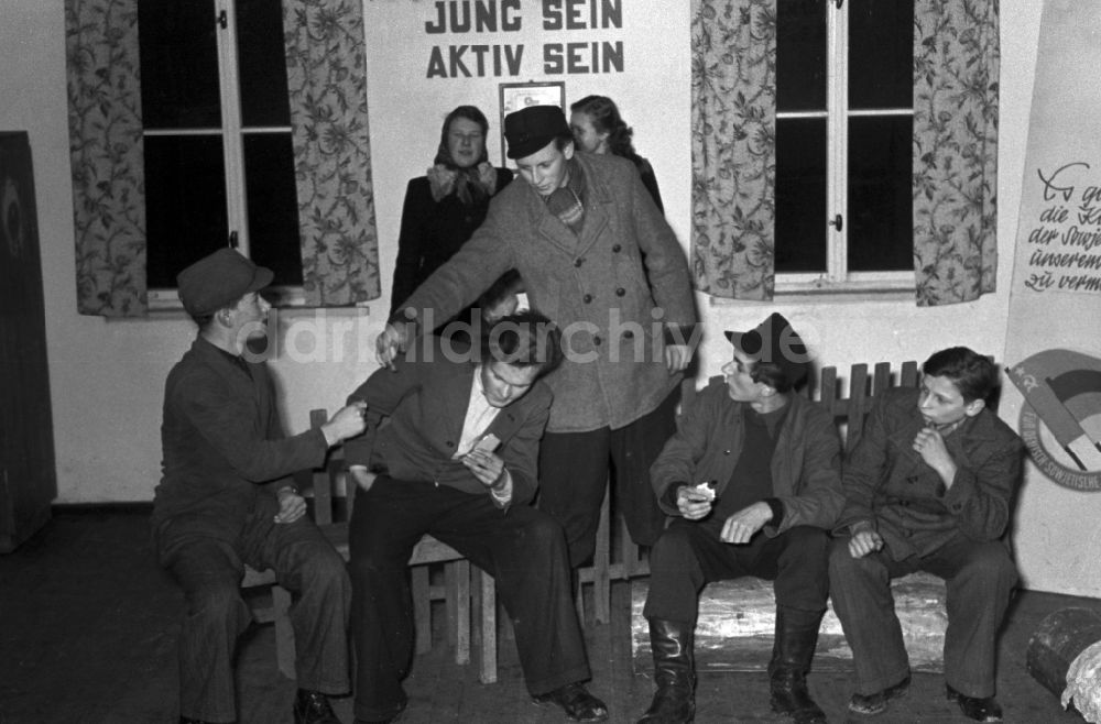 DDR-Fotoarchiv: Döbeln - Arbeitsbesprechung junger FDJ- Mitglieder in einer LPG in Döbeln in Sachsen auf dem Gebiet der ehemaligen DDR