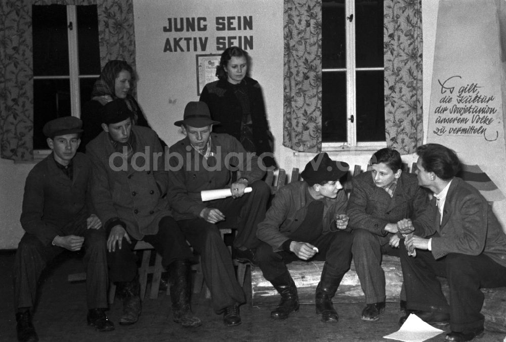 DDR-Bildarchiv: Döbeln - Arbeitsbesprechung junger FDJ- Mitglieder in einer LPG in Döbeln in Sachsen auf dem Gebiet der ehemaligen DDR