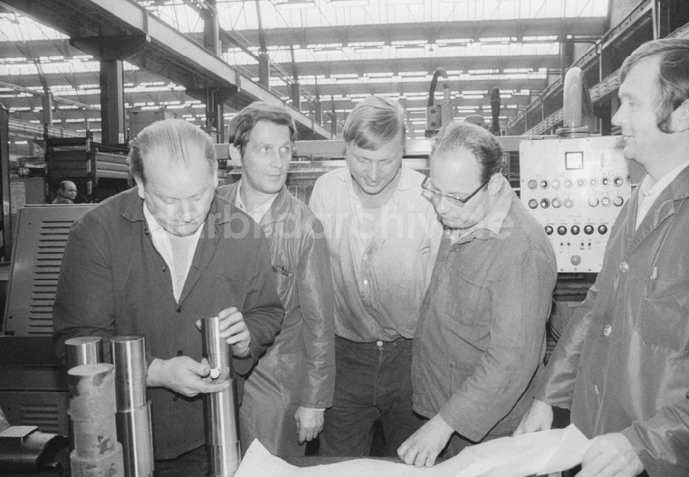 DDR-Fotoarchiv: Berlin - Arbeitsbesprechung im VEB Großdrehmaschinenbau „7. Oktober“ in Berlin, der ehemaligen Hauptstadt der DDR, Deutsche Demokratische Republik