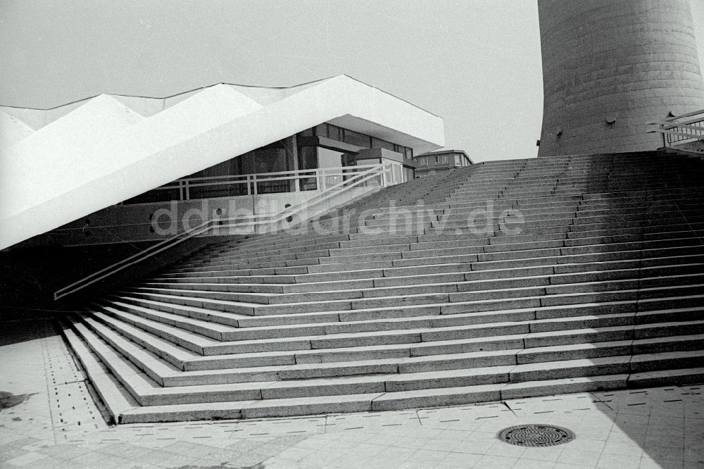 DDR-Bildarchiv: Berlin - Architektonische Außengestaltung der Treppe an den Fernsehturmfalten in Berlin in der DDR