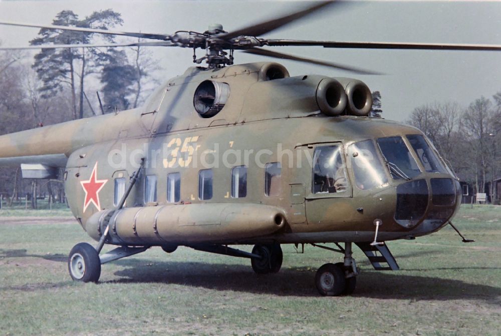 DDR-Bildarchiv: Karlshagen - Armee- Helikopter vom Typ Mil Mi-8 in der Salonvariante in Karlshagen in Mecklenburg-Vorpommern in der DDR