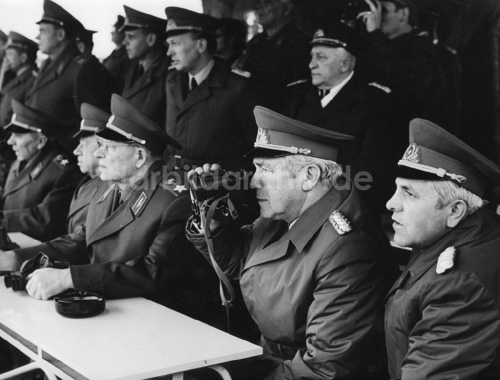 DDR-Fotoarchiv: Annaburg - Armeegeneral Heinz Hoffmann (1910 -1985) zu Besuch bei einem Manöver der Warschauer Vertragsstaaten in Annaburg in Sachsen-Anhalt