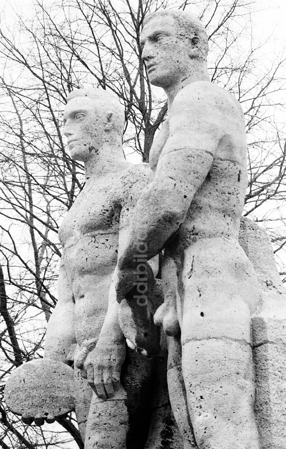 DDR-Fotoarchiv: Berlin - Arno-Breker Figuren vor dem Olympiastadion 17.02.1993
