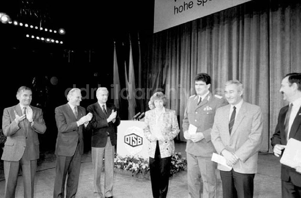 DDR-Fotoarchiv: Berlin - 416 Athleten für 1988 benannte Egon Krenz und Günter Schabowski