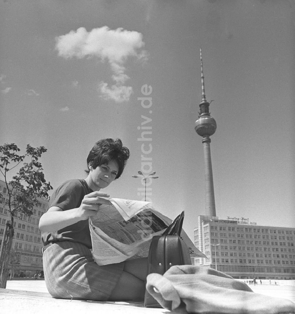 DDR-Bildarchiv: Berlin - Auf dem Alexanderplatz in Berlin