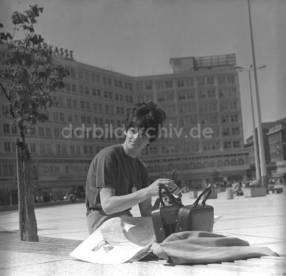 DDR-Fotoarchiv: Berlin - Auf dem Alexanderplatz in Berlin