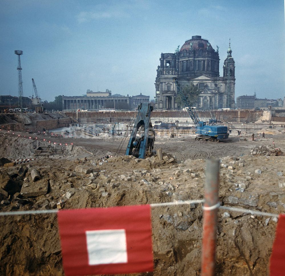 DDR-Bildarchiv: Berlin - Aufbau Palast der Republik Berlin