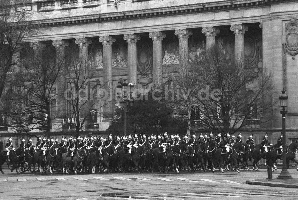 DDR-Fotoarchiv: Paris - Aufmarsch der Kavallerie vor dem Elysee-Palast in Frankreich-Paris