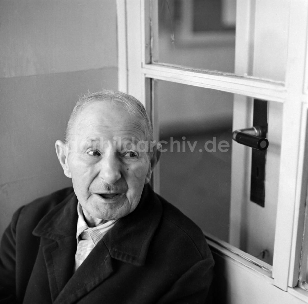 DDR-Fotoarchiv: Leipzig - Aufnahme von Senioren in einem Altenheim in Leipzig in Sachsen in der DDR