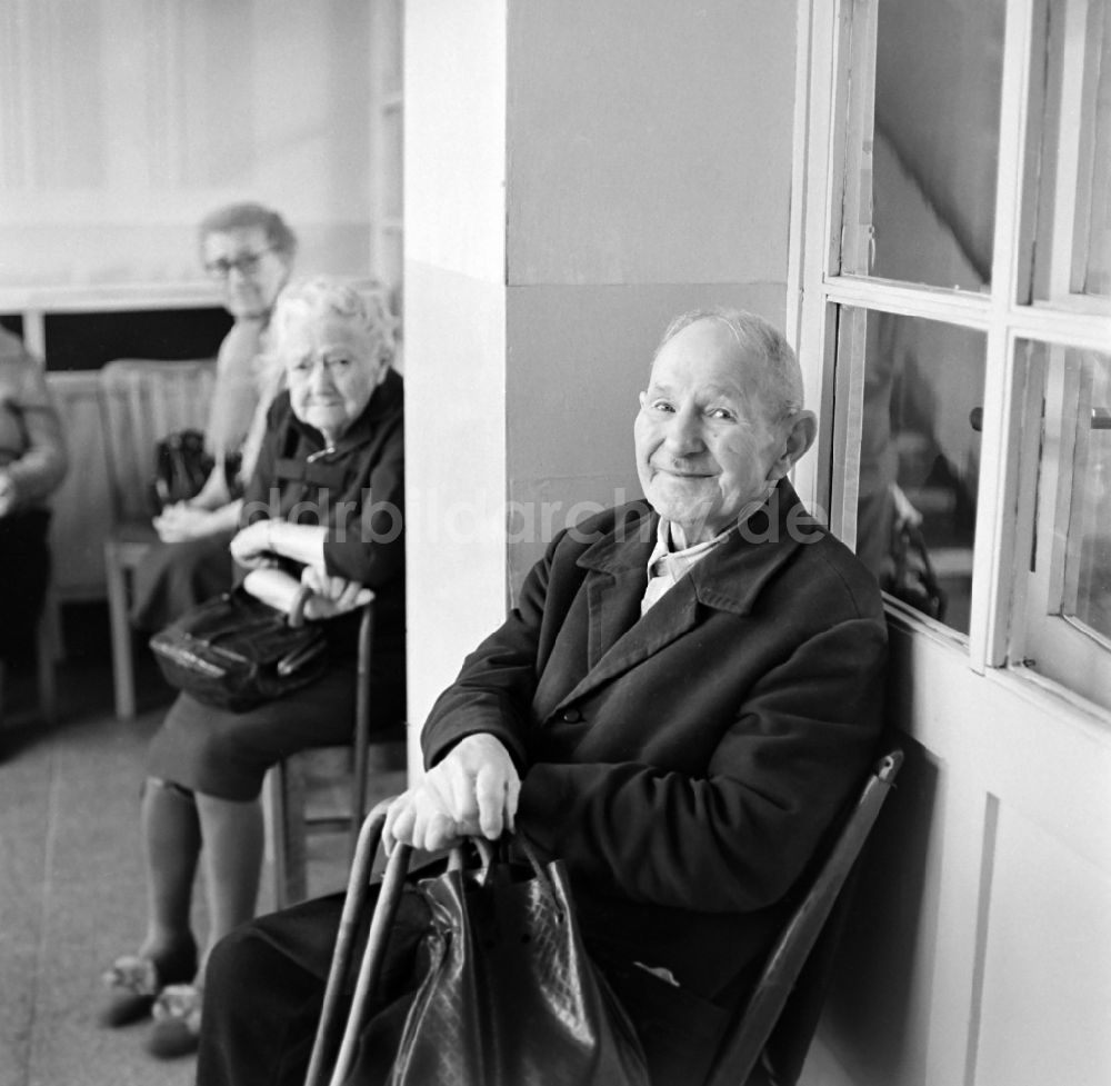 Leipzig: Aufnahme von Senioren in einem Altenheim in Leipzig in Sachsen in der DDR